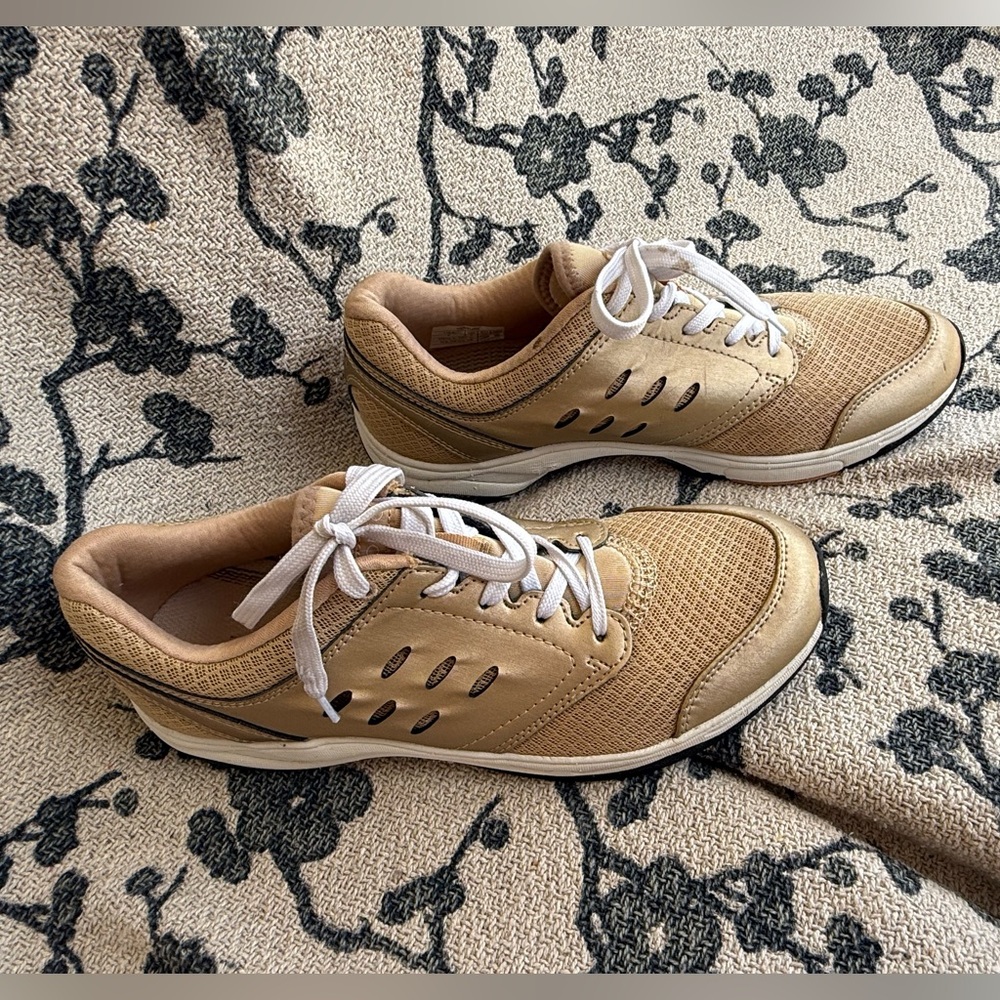 Vionic Tan and White Women's Sneakers SZ 9 EUC